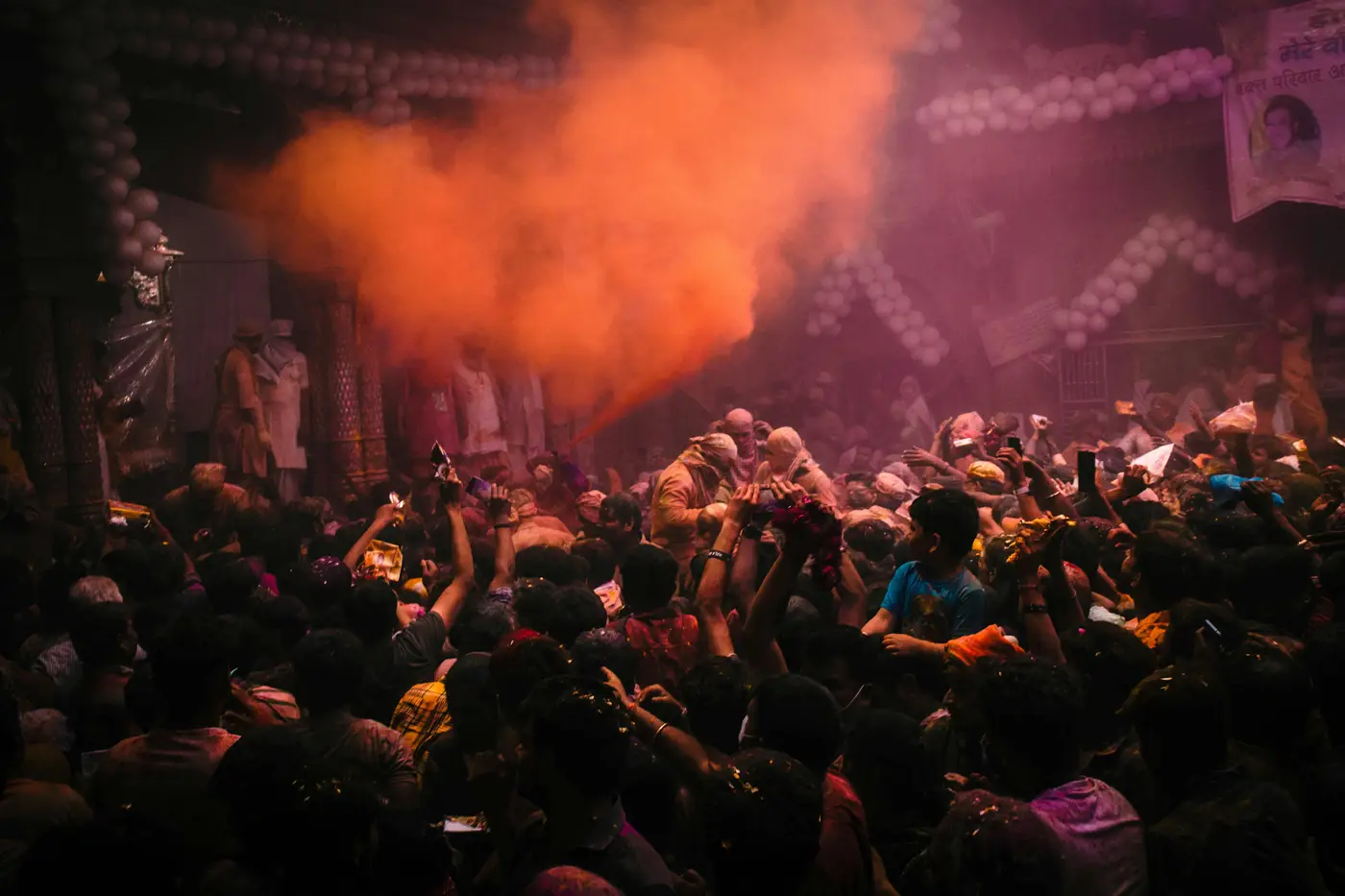 Public d'un festival devant la scène, de nuit
